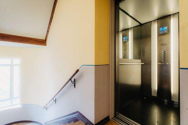 Leipzig - Zentrum-West | Treppenhaus mit Lift