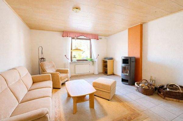 großes Zimmer im Erdgeschoss