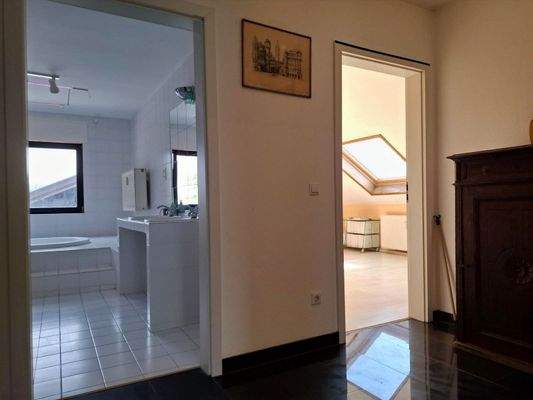 Elternschlafzimmer und Bad