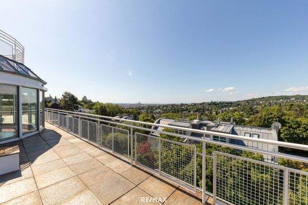 Südwestseitige Terrasse mit Fernblick