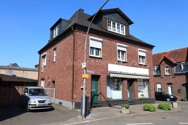 3390 Straßenansicht mit Stellplätzen