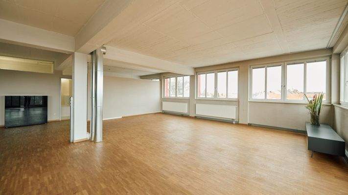 Der riesige Wohnbereich - hier könnte leicht noch ein drittes Zimmer erstellt werden