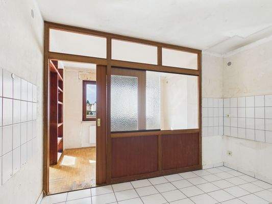 Küche mit Blick zum Essbereich