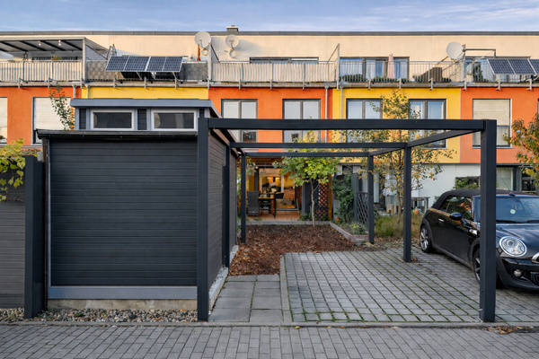 Geräteschuppen & PKW-Stellplatz