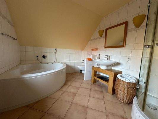 Helles Badezimmer im 1. OG