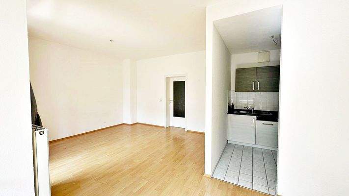 Wohnzimmer mit offener Küche 