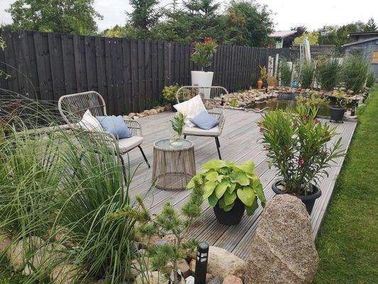 Außenanlage mit Holzterrasse