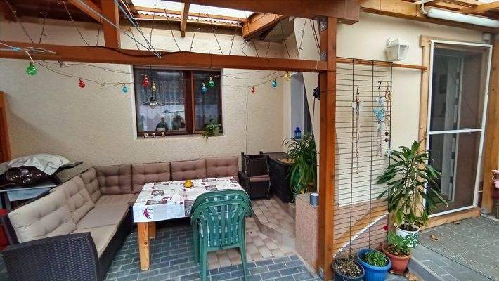 überdachter Sitzbereich Innenhof