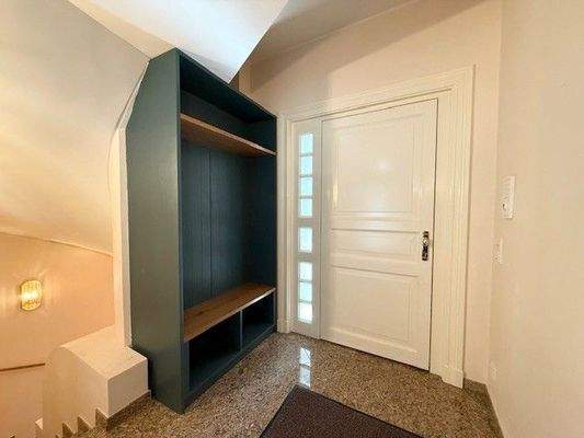 Wohnungstür und Sitzbank 