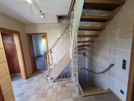 Wohnung 1 - Flur u. Treppe zum DG