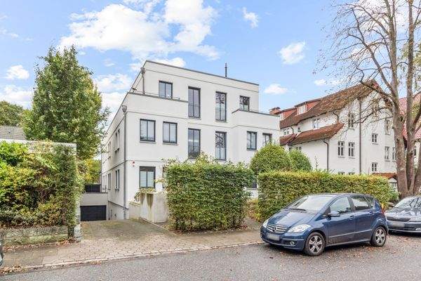 Ein gepflegter Garten trifft auf zeitlose Architektur