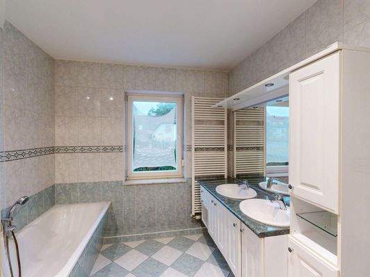 Tageslicht-Vollbad im Erdgeschoss