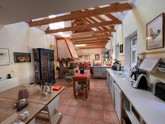 Blick vom kleinen Esstisch zur Küche.jpeg