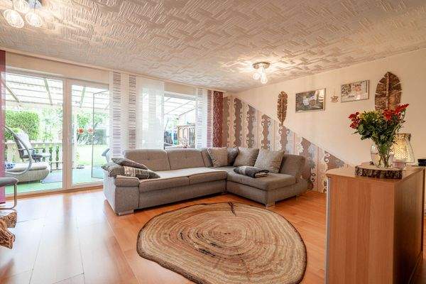 Wohnbereich mit Blick auf die Terrasse