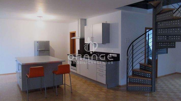 5. Küchenzeile, -insel, Treppe zur 2. Eb.