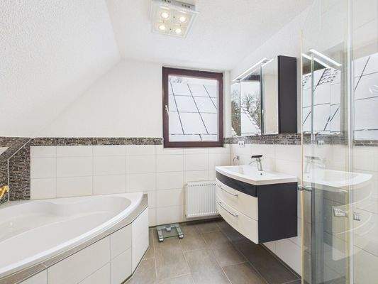 Badezimmer mit Dusche und Eckbadewanne