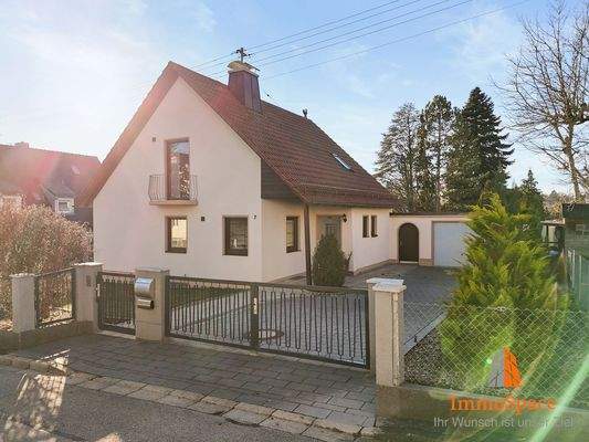 Blick auf die Hofeinfahrt und das Einfamilienhaus