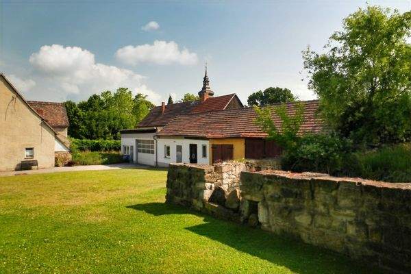 Blick auf Garage und Werkstatt