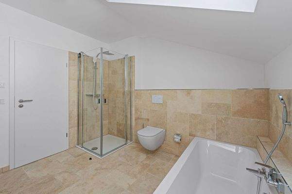 Badewanne u. begeh.Dusche DG