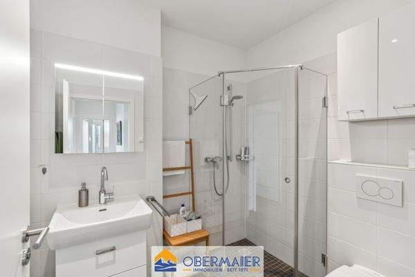 12_Badezimmer_mit_Dusche_und_WC