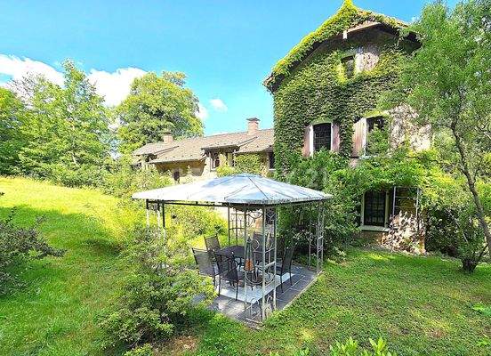 Attraktiver Pavillon mit Natursteinterrasse