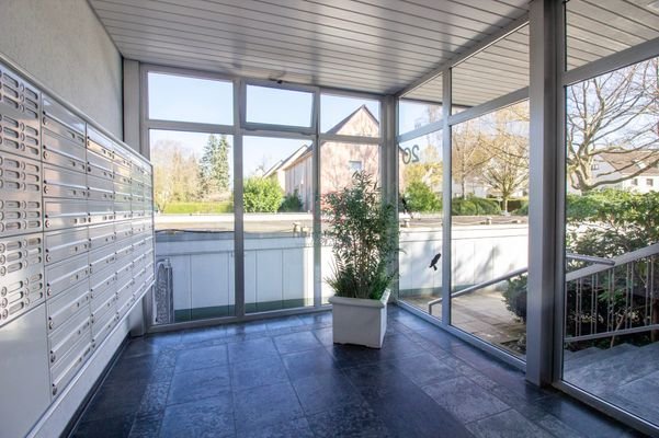 Eingang mit Briefkastenanlage