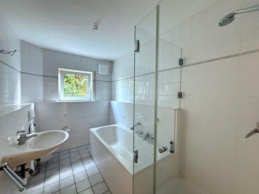 Badezimmer mit Dusche und Wanne