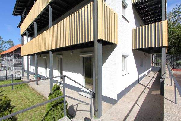 ...Nord-Ost-Terrasse, die an den Garten anknüpft