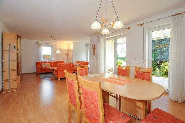 Essbereich mit Zugang zur Südterrasse