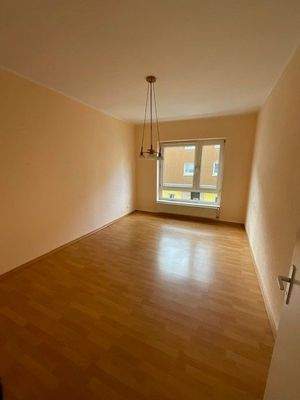 Leeres Wohnzimmer mit Fenster