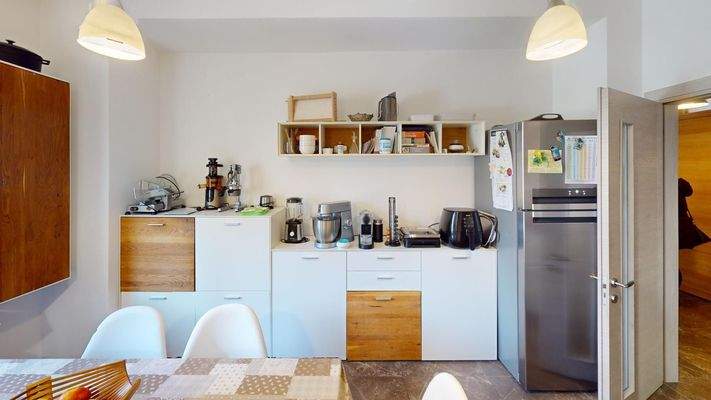 Meran-Merano-Dreizimmerwohnung-trilocale-Balkon-balcone-Keller-cantina-zentral-saniert-ristrutturato-Bonus 110-Böden-pavimenti-Fenster-finestre