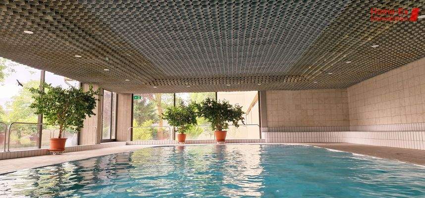 Hallenbad bei Sonnenschein