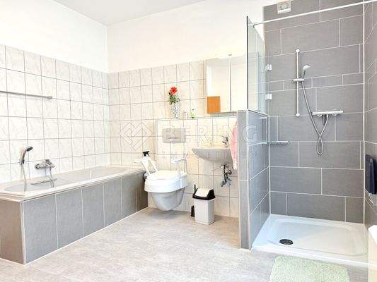 Mit Badewanne und Dusche