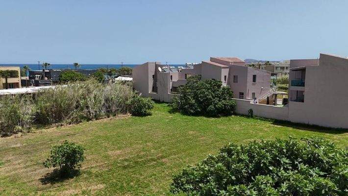 Kreta - Grundstück mit Baugenehmigung für 2 Residenzen in zweiter Linie vom Strand von Maleme zu verkaufen