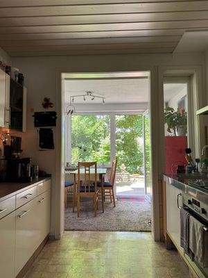 Die innenliegende Küche mit Zugang zum Esserker 