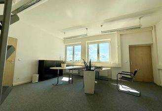 Geräumiges Schlafzimmer vor Renovierung ähnlich