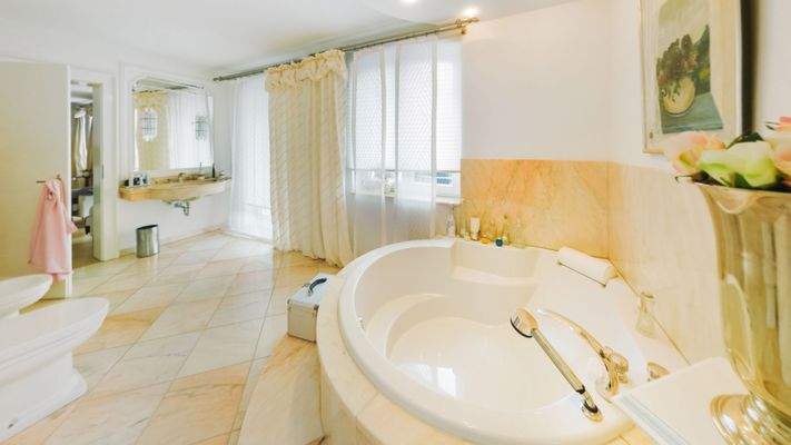 Großes Badezimmer OG