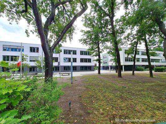 Großes Gymnasium in 1,5 km Entfernung