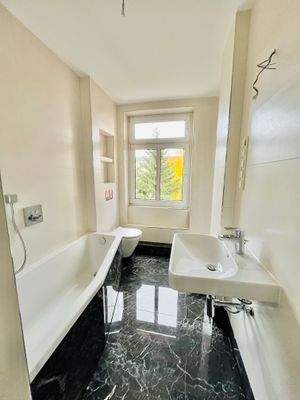 Badezimmer mit Wanne, Dusche, Fenster