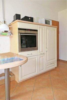 Küche mit Backofen und Kühl-/Gefrierkombination