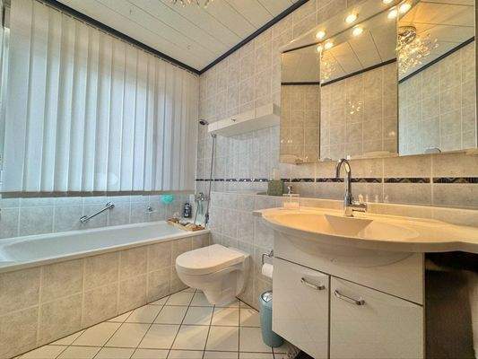 Tageslichtbad mit Wanne