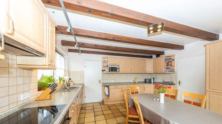 Küche- mit Tür zur Speisekammer