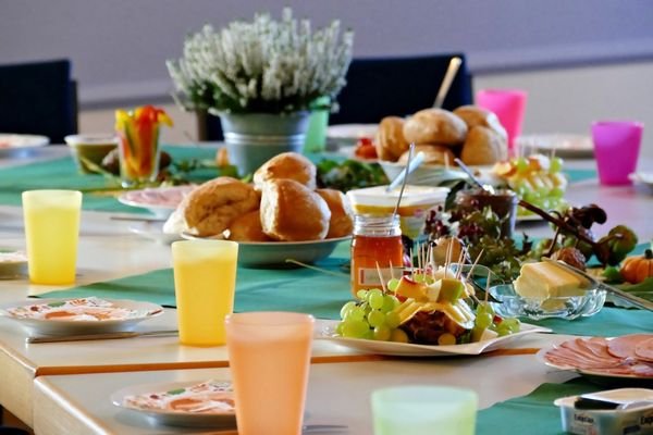 Bunter Frühstückstisch im neuen Zuhause