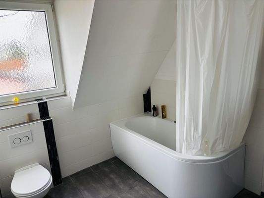 Komforttageslichtbad, u.a. mit Badewanne (DG)