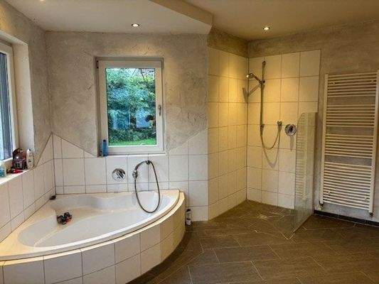 Badezimmer mit Wanne und Dusche