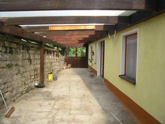 Terrasse Obergeschoss mit Klostermauer