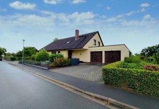 Wohnhaus mit Garagen