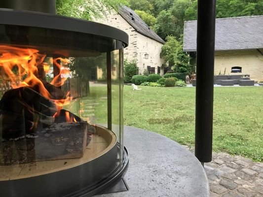 Feuerstelle am rauschenden Bach 
