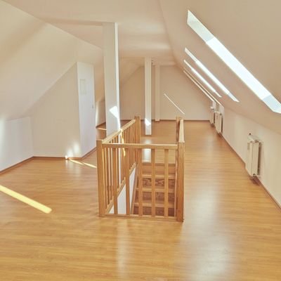 Zugang über eine Holztreppe