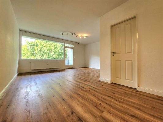 Wohnzimmer mit Blick ins Grüne